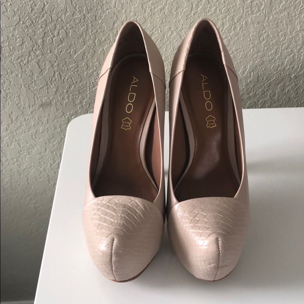 Closed toe platform pump heels